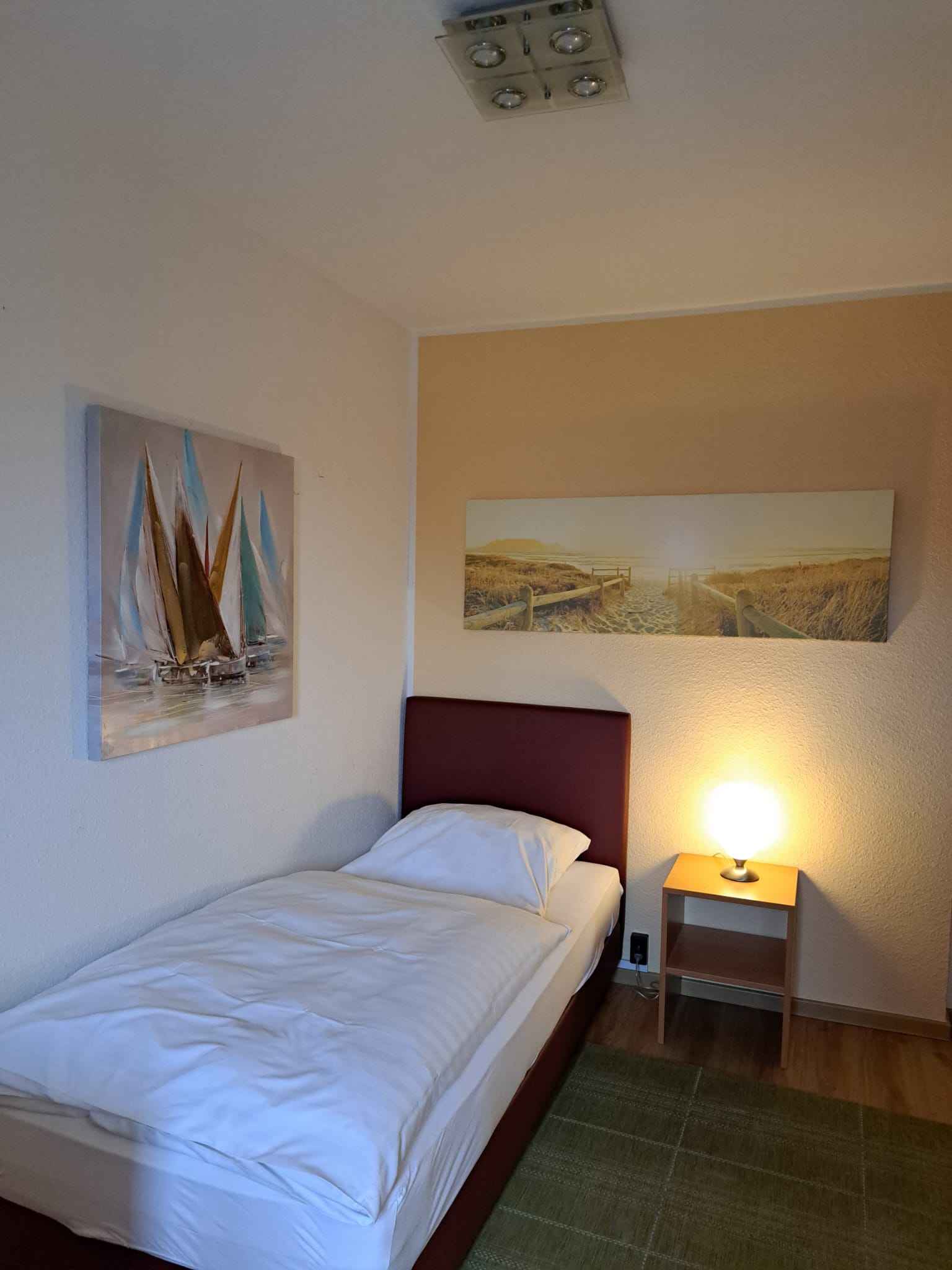 f4f5c7b2-c8ef-4cb4-a39d-c3692e626799 Einzelzimmer